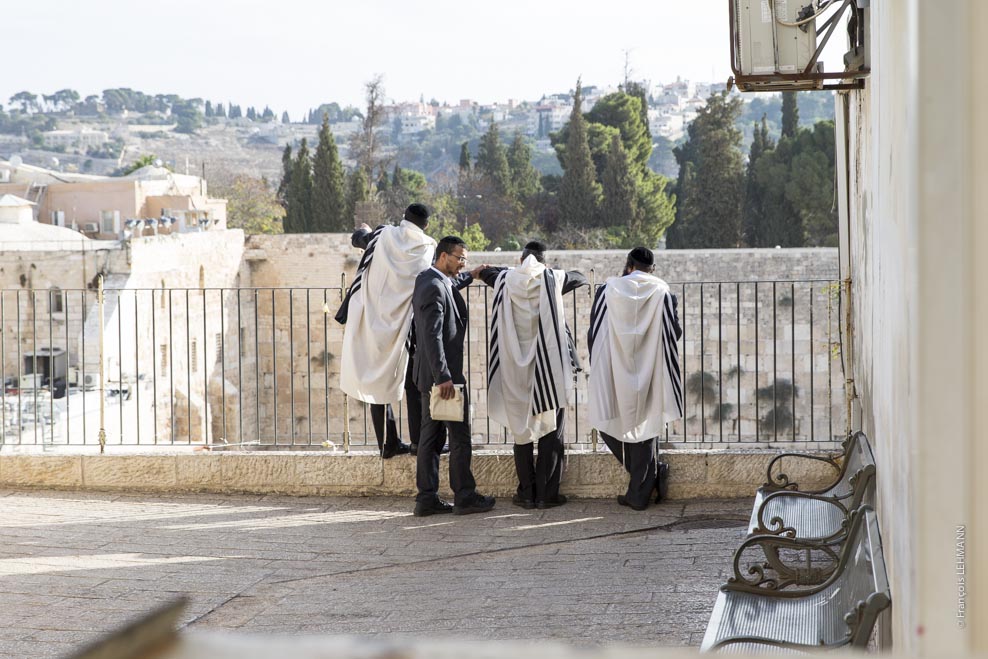 quatre juifs habillés pour la prière